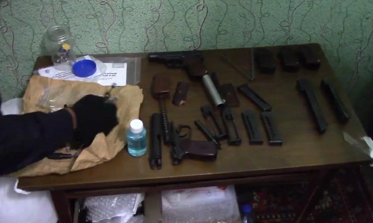 ФСБ пресекла в 25 регионах России деятельность почти 100 подпольных оружейников